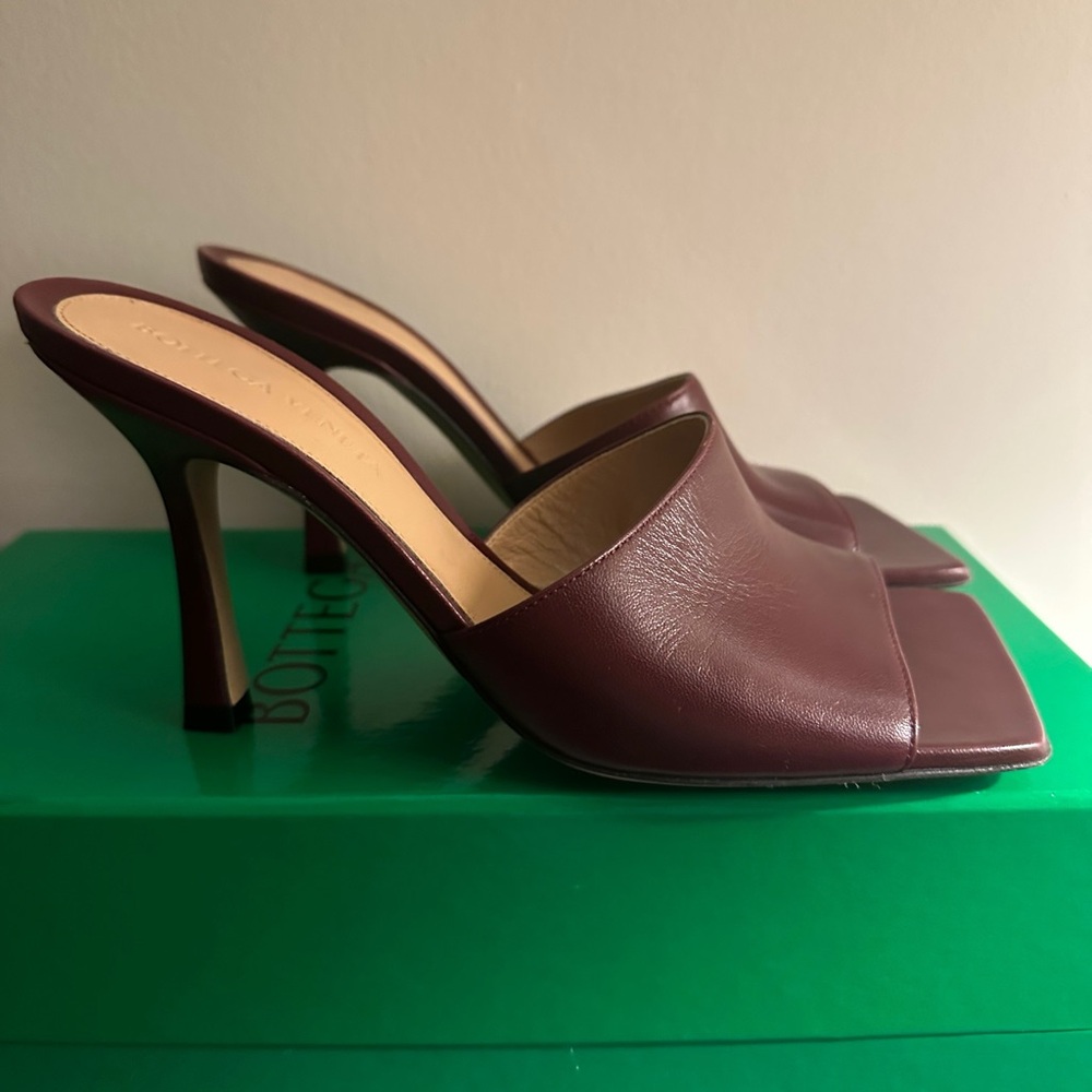 Like-new. Merlot / Bordeaux Bottega Veneta heel mules